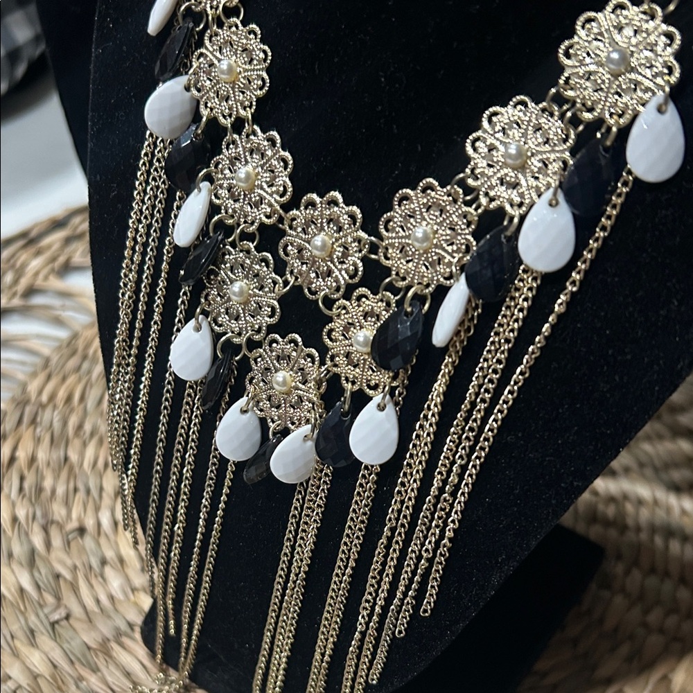 Elegant Gold and White Floral Necklace - Picture 4 of 7